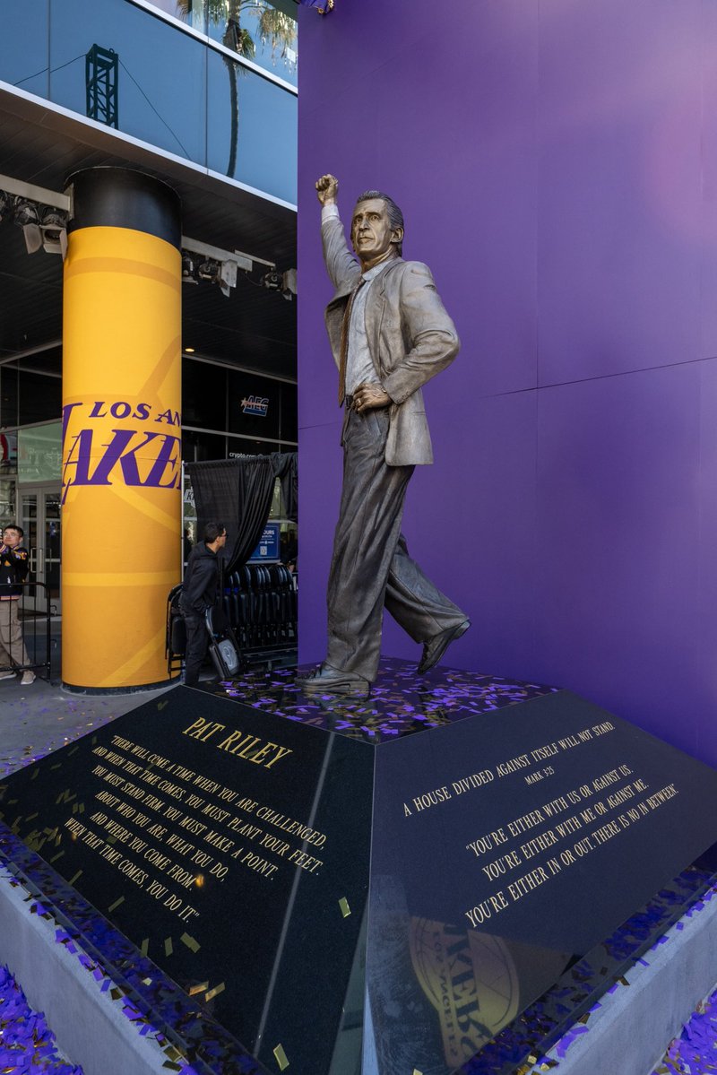 cryptocomarena's tweet image. The newest addition to Star Plaza 🤩🏀 

#lakers #lakershow #showtime #patriley