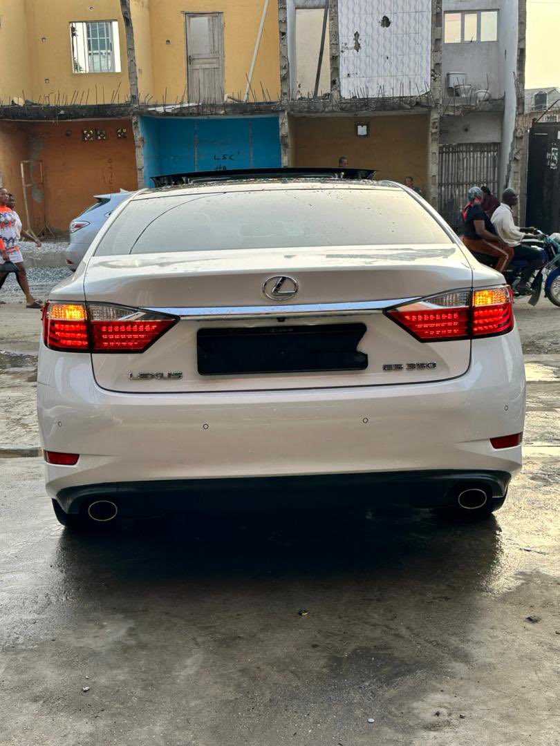 2014 Lexus Es350
Panoramic roof
Came with 3 keys
Power boot
Parking assist 
Ventilated seats
23.5m