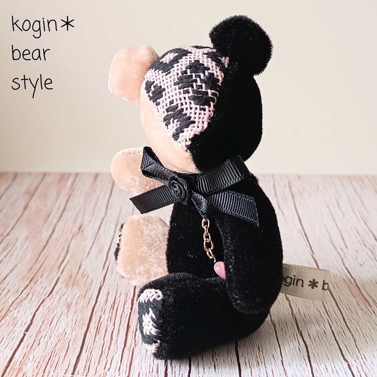 左右どちらから見るかで表情が変わります。 半身ずつで色を変え、桜と