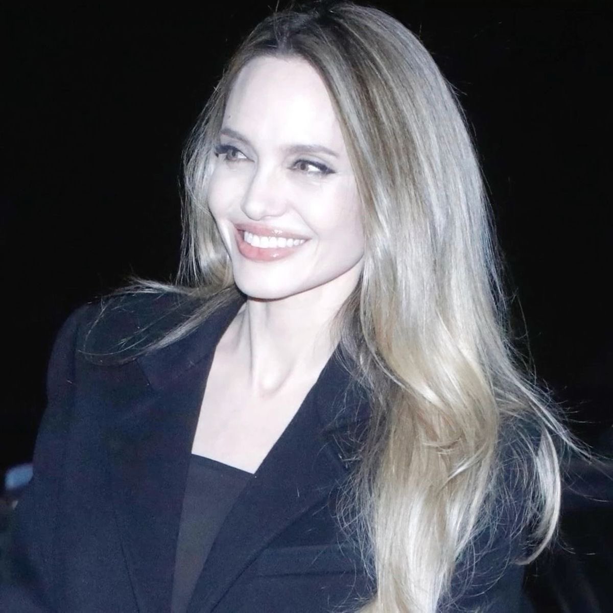 atljolie's tweet photo. this look lives in my head rent free. https://t.co/LPEdXAoIXB