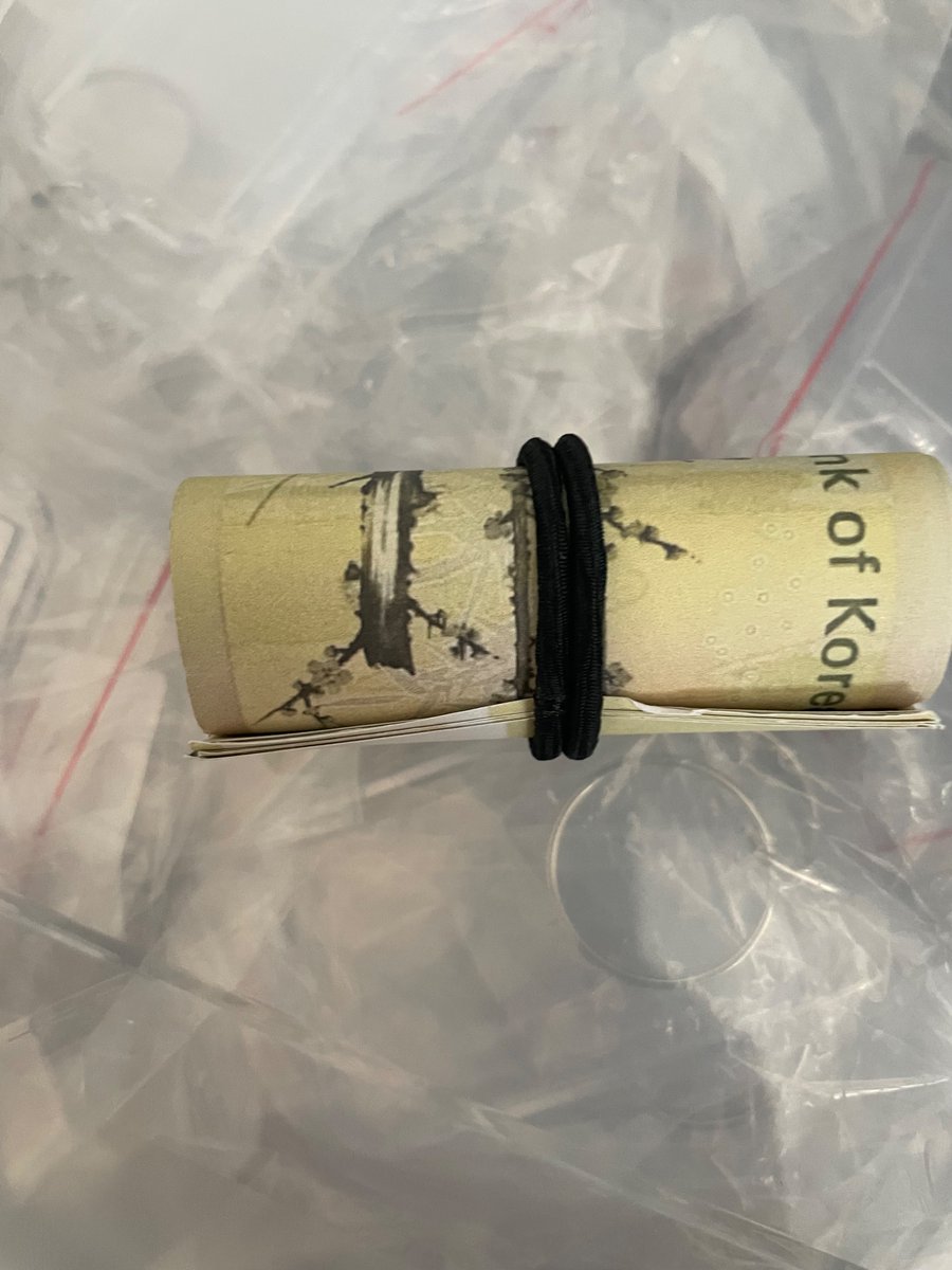 와진짜…눈물나네 방정리하다가 돈뭉치발견해서
헐내가 옛날에 비상금 숨겨두고 까먹었나보다!! 하면서 신나게 열었는데