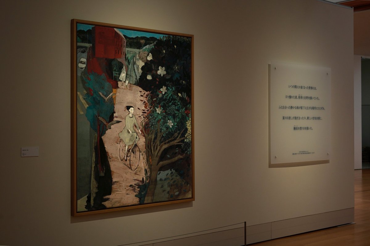 【#北條正庸展 展示室紹介🔍】
第3章は全面に引かれた清廉な線と、繰り返し登場する家などのかたちが印象的な作品群が並びます。
その後再び具象に転じ、明るい色彩の中で少女、鳥、海景など愛着深いモチーフを丹念に描いた作品は画家の到達点のひとつといえるでしょう。
撮影：江川修子
#宇都宮美術館