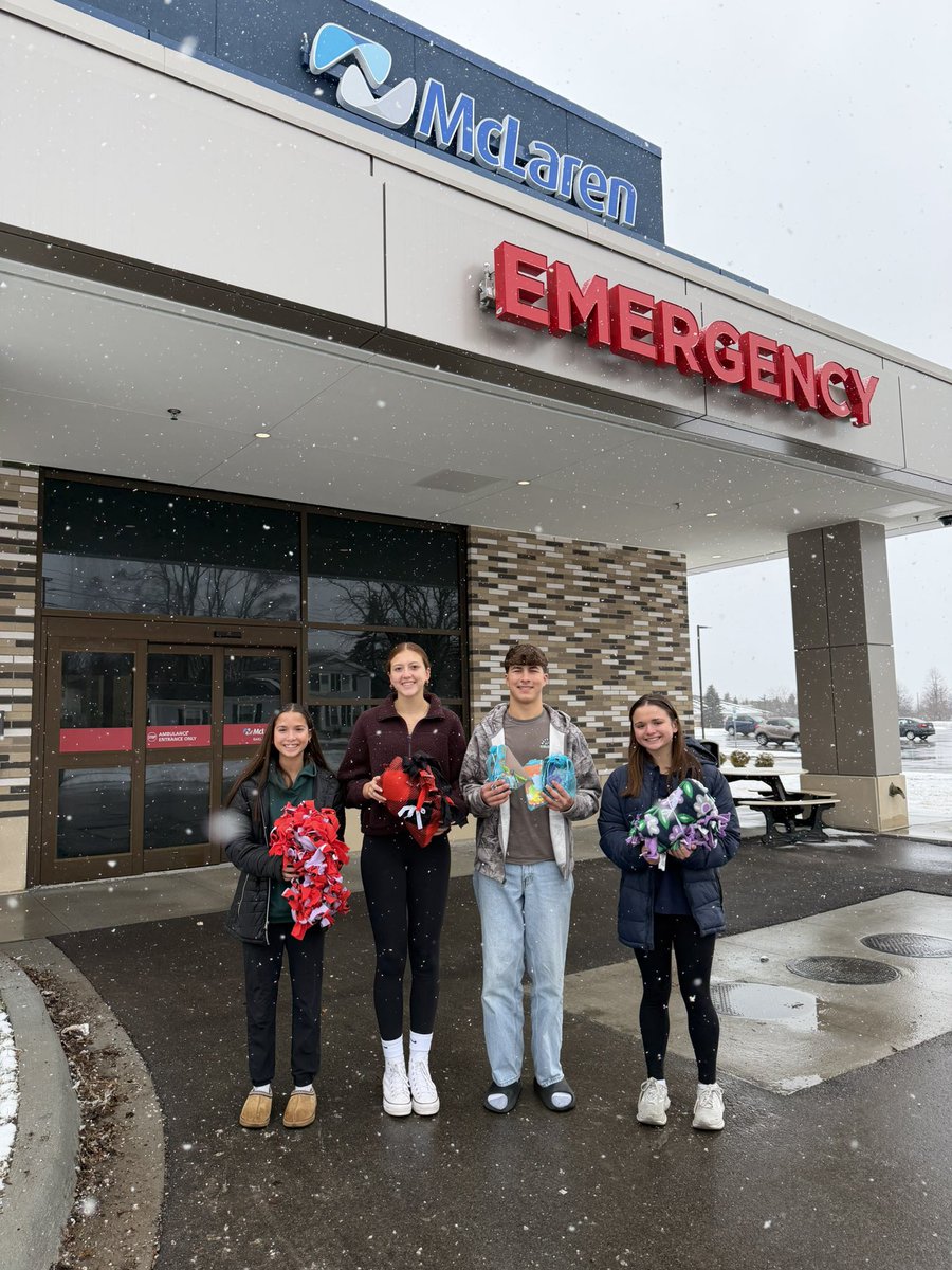 42StrongTate's tweet photo. 42 Strong Gives Back! ☀️🙏

Part 2: Teams Burns, Cassise, Eldridge, &amp; Moore made blankets and ‘Feel Better Bags’ for the young patients at the McLaren Oxford Emergency Department. https://t.co/iTBQru20uc