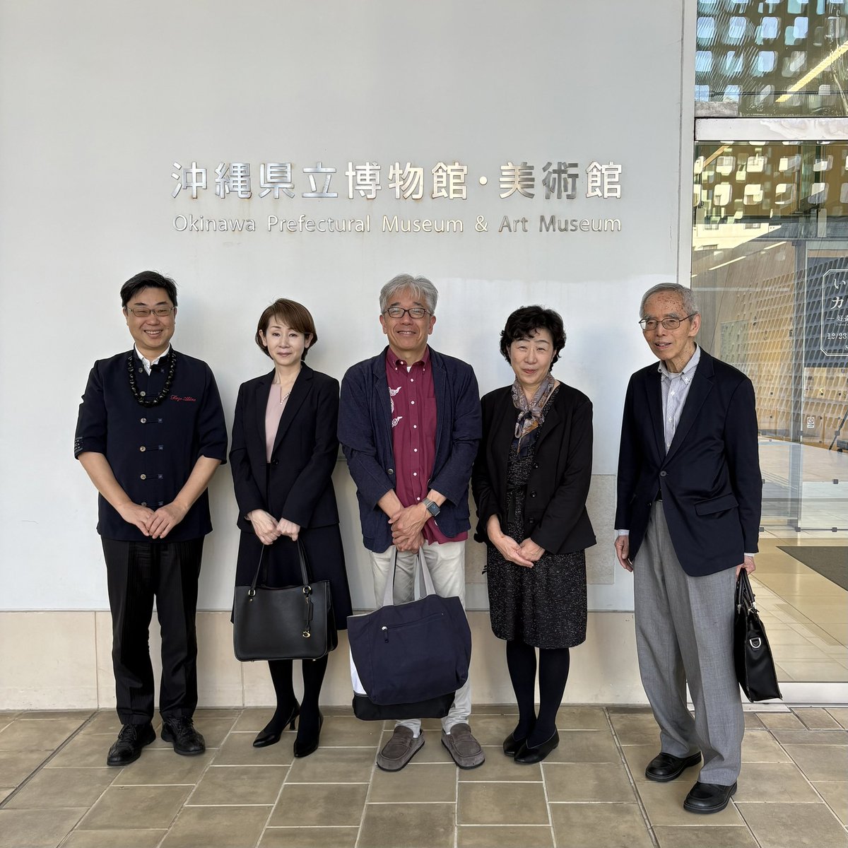 沖縄型神経原性筋萎縮症患者家族会『希の会』の皆様も続々と集まっています。
やっぱり、早く来られた中村さんと新垣さん。
誰ですか?『朝早くて、口紅を塗っていないよ~』と仰っているのは誰ですか?
今日もしっかり議論しましょうね。
我如古盛健先生、いよいよ始まります。見守って下さいね。