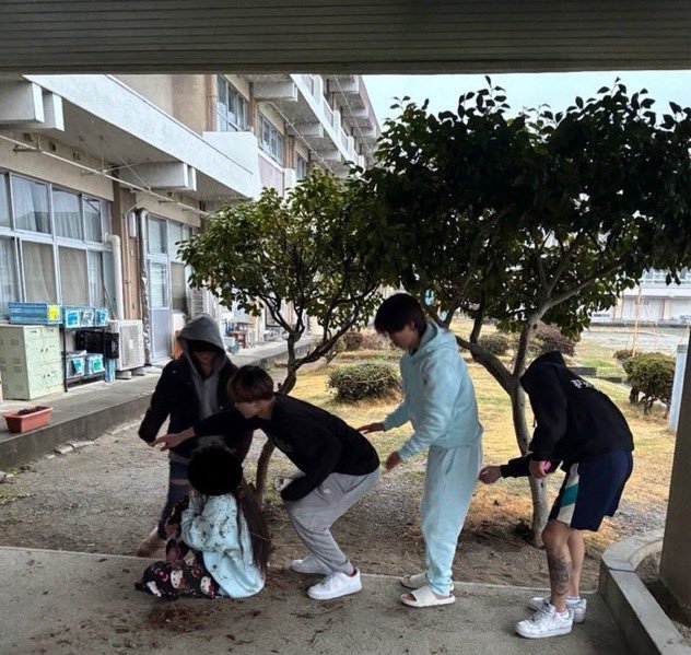 While surfing in x,i find one shocking and alredy well known inciden regarding kirara public hrashmment incidents. He is local part son..

That's why he thinking rich preson  kid like kirara always gets a free pass to do anything and anywhere...But are u support it..

This