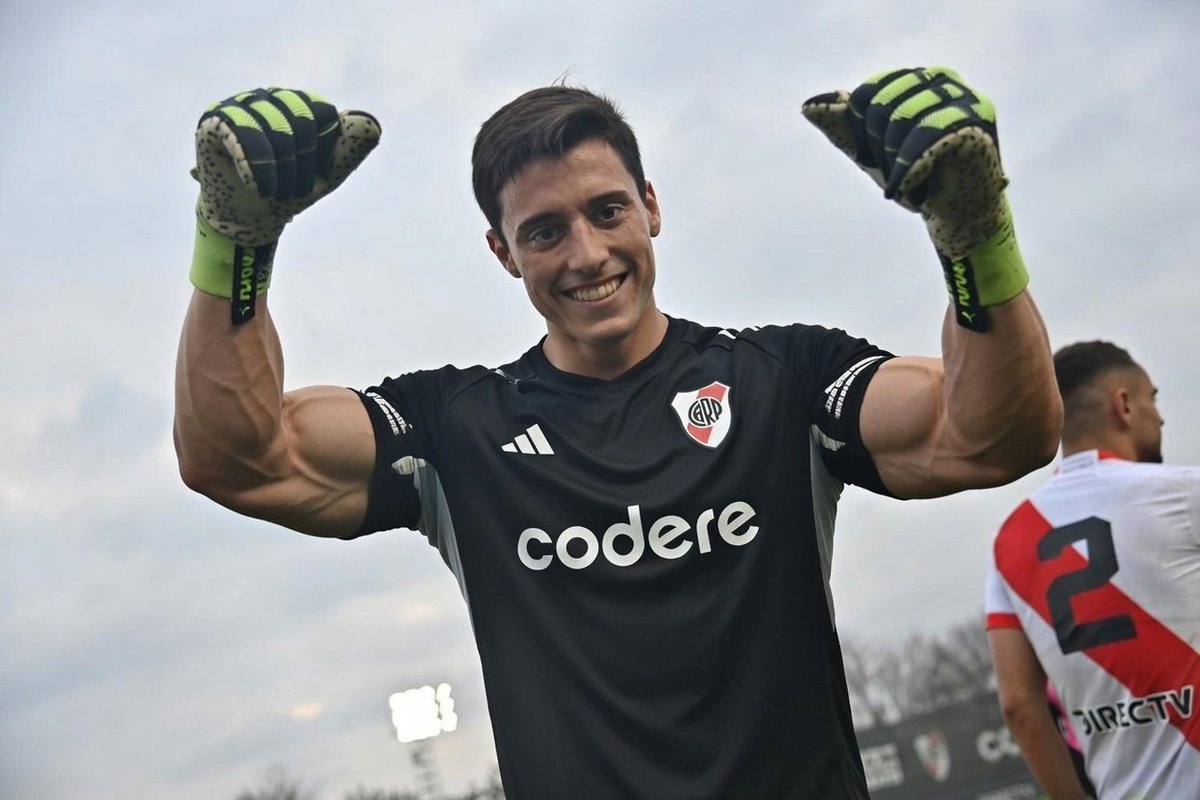 FerRomeroCarp's tweet photo. 7 vallas invictas en 9 partidos jugados.
La irresponsabilidad y la negligencia de Gallardo en mandar al arco a un tipo de 40 años lesionado, y la soberbia y el egocéntrismo de Armani en aceptar ir al arco.
River no es un club serio. https://t.co/2m8tMo2Ieu