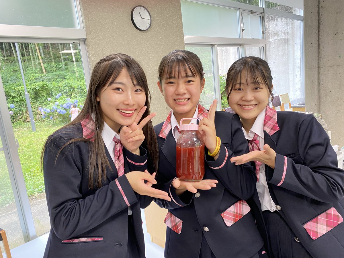 wakayamaidolfes's tweet photo. 和歌山地域密着型アイドルグループFunxFam、テレビ和歌山の『ちゃぶ台おかわり』の中で、和歌山市のでワンショットどうぞ〜😆
#FunxFam
#和歌山アイドル https://t.co/HlHXIHwiqM