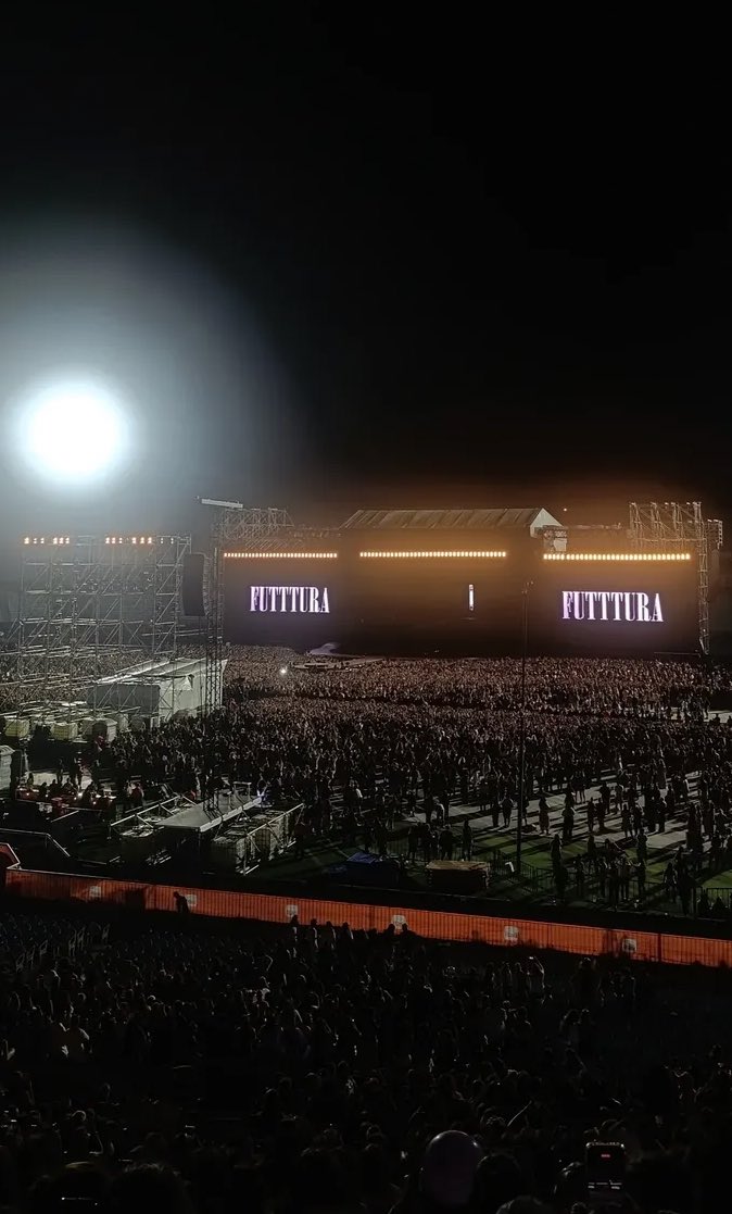 TINIData's tweet photo. El Estadio Centenario lleno a minutos del inicio del show de TINI en Uruguay #FUTTTURA https://t.co/iSnzwwqVn6