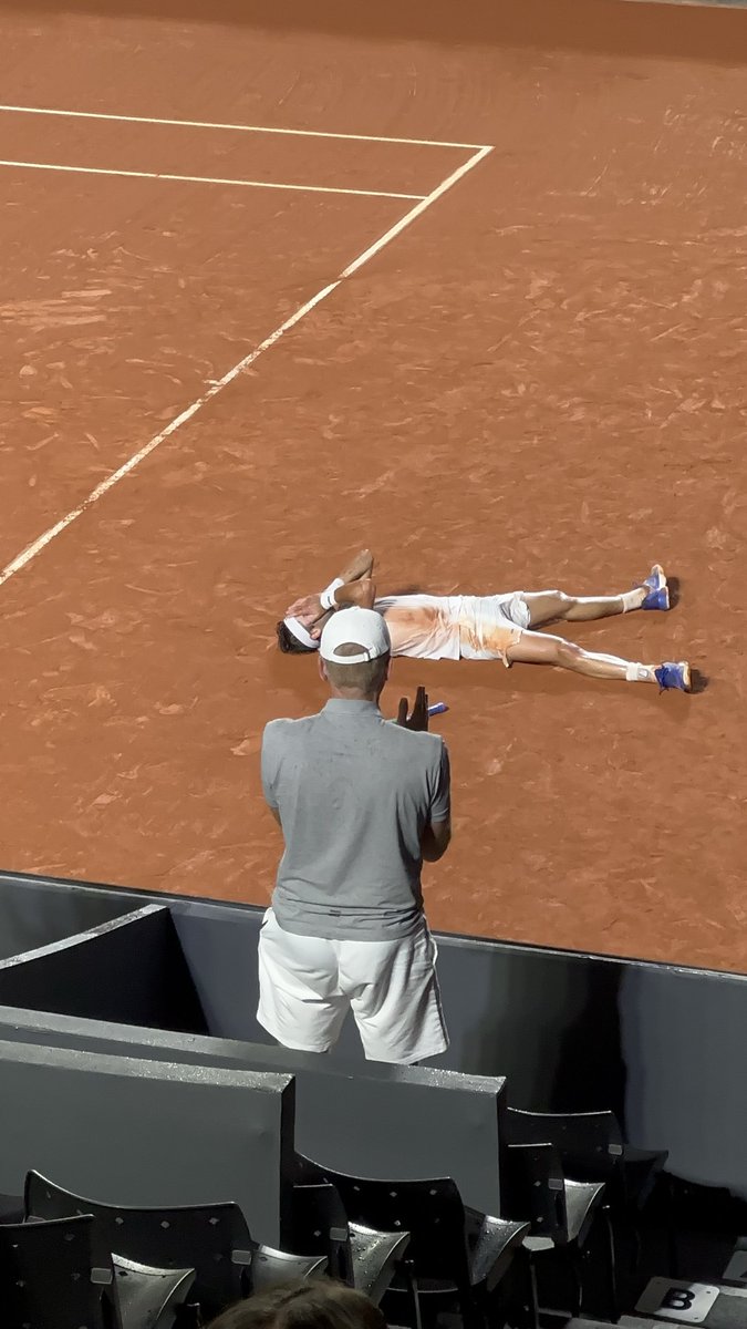 LA SEMANA DE SU VIDA.

<a href="/tometcheverry/">Tomás Etcheverry</a> materializa todo lo que viene trabajando desde hace años.

A sus 26 años, consigue su primer título ATP. Un 500 en Rio. 

Así tenía que ser. Así fue.

El tenis estaba en deuda con él. Hoy se puso al día.

Siempre lo dijimos: nunca hubo techo.