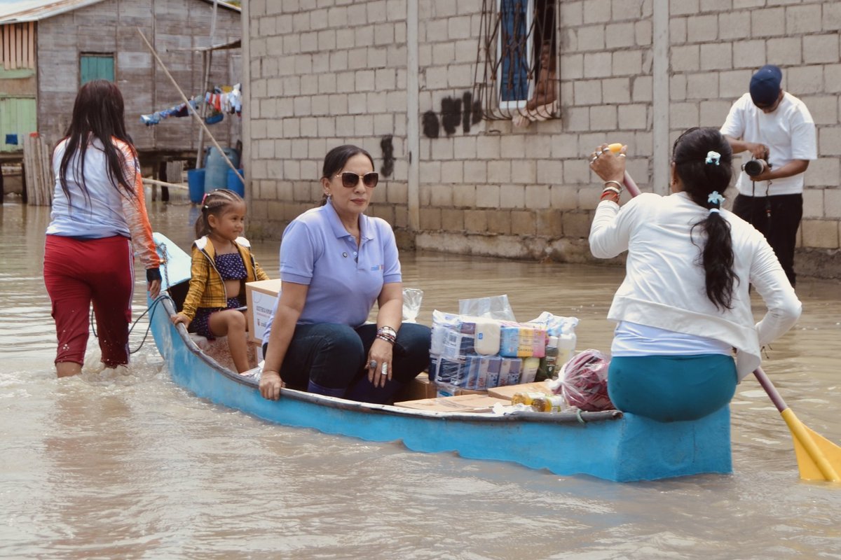 📍#Durán | En el Recinto La Unión, en Durán, el Gobierno de El Nuevo Ecuador activó la atención social para familias afectadas por la etapa invernal. Las acciones fueron acompañadas en territorio por la ministra <a href="/zaidarovira/">Zaida Rovira</a>, acercando ayuda directa a los hogares más vulnerables.