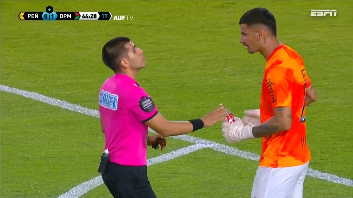 Arbitro se pone a beber en el medio del partido con el arquero de Deportivo Maldonado