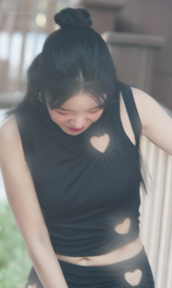 toutaunsens's tweet photo. 250727 ε♡з
생일은 스쳐 지나가도
나무는 가만히 서 있고
흔들리는 잎처럼
그날의 온기는 아직 남아있어
9:21, 오늘도 조용히 문을 열어둔다
마음은 같은 자리에서 흔들린다
#마마무 #솔라 #MAMAMOO #SOLAR
#말했잖아_솔라생일축하한다고
#TodayIsForSolar https://t.co/2s2OMZHb4k