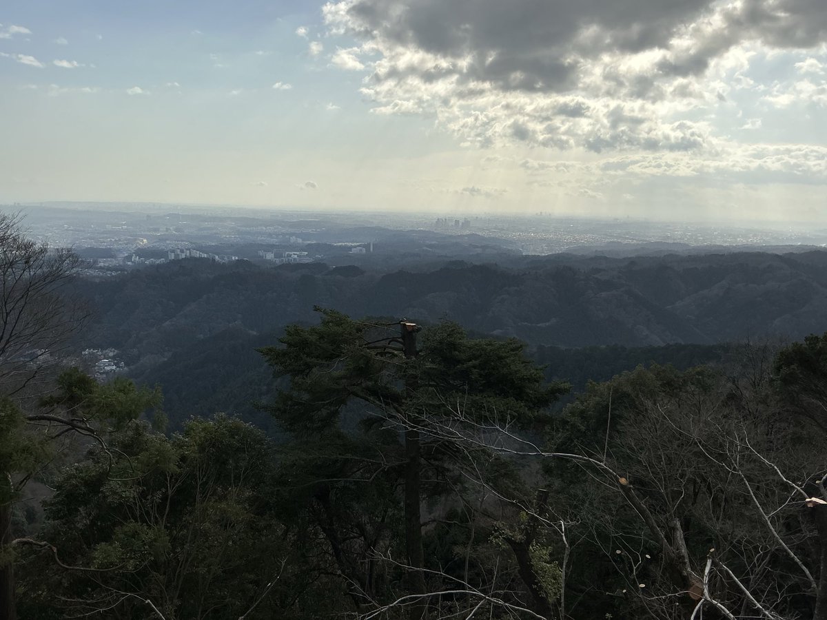 D4Zcou's tweet photo. 体力作りに高尾山
車ないから久しぶりに電車
アクセス良くて電車もありですね

東京は22度予想
花粉症は除いて、気候はベストです

春霞すご〜い https://t.co/8enBmUiSPg