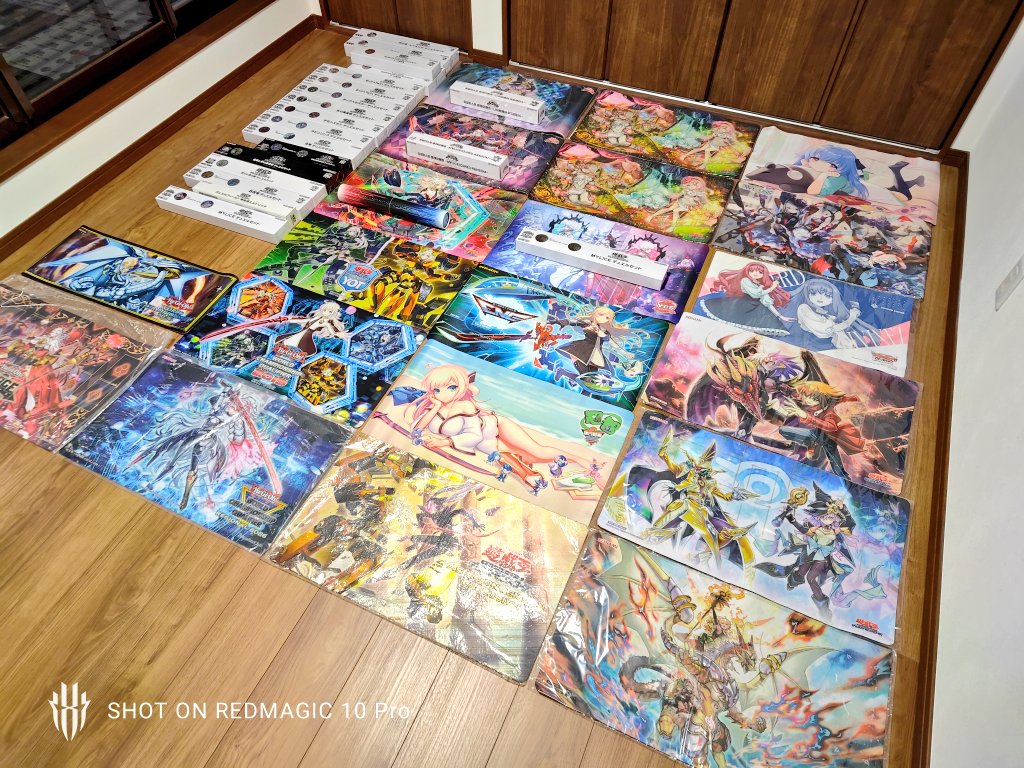今では遊戯王皆プレイマット持ってるのが当たり前レベルだけど 手には