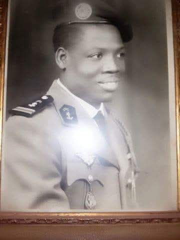 Corbeau_Sahel2's tweet photo. L'ARMÉE MALIENNE : UN HÉRITAGE COLONIAL

1/2 Contrairement au mythe et épopées souverainistes entourant l’histoire de l’armée de l’Etat du Mali, cette dernière n’a pas été fondée par le premier dictateur et tyran malien en l’occurrence Modibo Keïta. Elle fut fondée en réalité par la métropole qui dépêcha Abdoulaye Soumaré à Bamako en tant que coopérant militaire français auprès du gouvernement de Modibo Keïta afin d’ébaucher les bases d’une armée pour le jeune État malien.

L’empreinte du Coopérant français Abdoulaye Soumaré sur l’avenir de l’Armée du Soudan(Mali)
Personnage macabre, hautain et sans considération pour le sujet indigène, Abdoulaye Soumaré fils d’un commis de l’administration coloniale,sans histoire ni origine malienne proclamée aucune, il grimpa vite les échelons dans l’armée coloniale. Il naquit à Saint-Louis au Sénégal et ne séjourna au Mali que pour superviser les travaux forcés pour la construction du barrage de Markala qui coûta la vie à des dizaines de milliers d’indigènes nègres, mission au terme de laquelle il regagnera Dakar.
Affecté par le Général De Gaulle auprès de Modibo Keïta, Abdoulaye Soumaré fit appel à ses camarades tirailleurs indigènes d’origine malienne en service dans les colonies françaises d’Indochine, de Madagascar et d’Algérie, les points chauds du colonialisme français. 
Très imbu du secret militaire français en Afrique, Abdoulaye Soumaré savait sur les bouts des doigts les tirailleurs sénégalais d’origine malienne qui se distinguent dans les colonies par les méthodes qu’il adore lui-même: la torture, le mépris pour le sujet indigène, la cruauté,la soumission et le dévouement à la cause coloniale. C’est ainsi qu’il fit appel aux frères Drabo(Panana et Keletigui) ayant tous fait l’Indochine et même Madagascar pour Kélétigui dans les bataillons des tirailleurs sénégalais dépêchés pour l’un des massacres coloniaux les plus pires sur le continent, Boubacar Traoré, un élément d’Indochine et d’Algérie tout comme Sékou Traoré devenu chef d’Etat-Major après Soumaré. Kélétigui lui succèdera. Cette origine coloniale a façonné l'identité et les méthodes de l'armée malienne, qui n’a jamais hésité à utiliser la violence contre les populations civiles, y compris contre l’Etat civil et notamment les Touaregs, un groupe ethnique qui fut subir plus d’un affront aux colons français au cours des batailles à la suite desquelles les supplétifs soudanais étaient sacrifiés comme des mouches.

Les Profils de Abdoulaye Soumaré,des  tirailleurs sénégalais d’origine soudanaise et l’éclatement de la fédération du Mali
À Dakar qui devrait servir de capitale pour la fédération du Mali, le nom de Abdoulaye Soumaré était synonyme de terreur. Il y a fait ses séjours auprès de l’administration coloniale et les sénégalais n’ont rien oublié. C’était le compromis de trop pour les hommes de Mamadou Dia et de Senghor qui connaissaient bien l’homme. Modibo Keïta, en violation des textes de la fédération mal intentionné et ayant besoin d’un homme comme Abdoulaye Soumaré, un homme cruel, tyrannique,prêt à tout pour des privilèges n’en démordait pas. Il comptait sur l’expérience répressive et de terreur de Soumaré pour asseoir son autorité sur ses opposants sénégalais. Au Sénégal, par contre , Amadou Fall natif de Saint-Louis,intellectuel, brave soldat et colonel de l’armée française, éduqué dans les meilleures écoles militaires, discipliné, fier africain, est le profil type qu’on voudrait à la mission de création de l’armée républicaine rêvée pour la fédération. Éclata ainsi la fédération du Mali et la trajectoire de deux États et surtout de deux armées prouve à suffisance que les sénégalais agissaient non pas par malice mais par adresse politique. L’armée sénégalaise est la plus respectée d’Afrique francophone en terme de professionnalisme et de culture d’Etat. Ses hommes se sont distingués sur le terrain aussi bien national qu’international. Les Tutsi rwandais ne diront pas le contraire en 1994 ni les maliens d’Ogossagou.⤵️