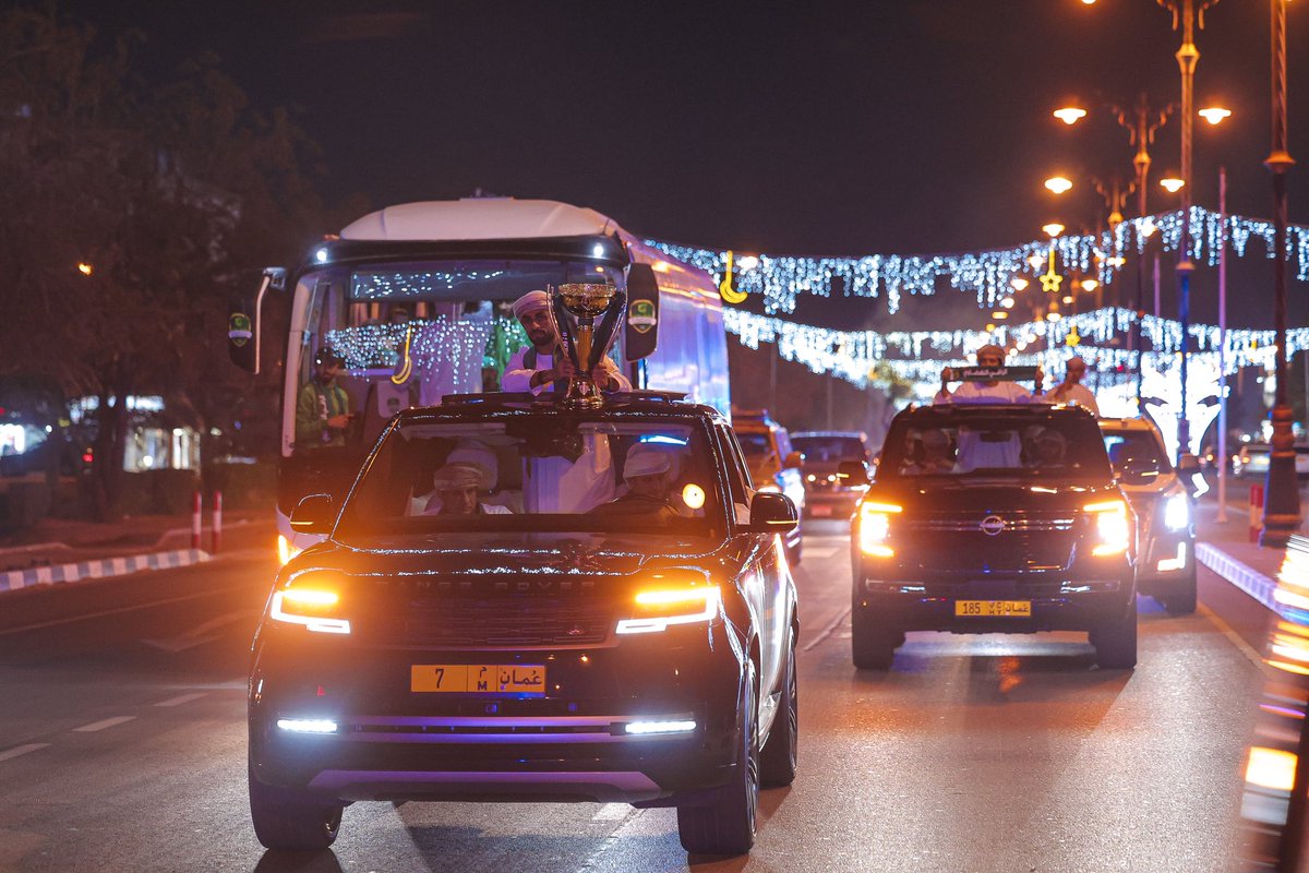 fcalnahda's tweet photo. من محضة… إلى البريمي 💚 
حكاية فرح كتبتموها أنتم قبل الجميع.🏆
انطلقت مسيرة نادي النهضة بين جماهيره، احتفالًا بالتتويج بـ أغلى الكؤوس، فكانت الطرقات خضراء بالحب، والأصوات مليئة بالفخر.  
سعدنا أن نعيش هذه اللحظات معكم… لأن الإنجاز يكتمل بفرحتكم.💚✨📸 https://t.co/nRusN3rBBA