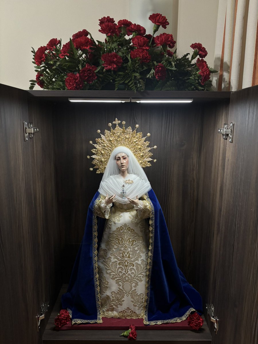 🌹El centro de claveles de mi Pregón de la #SSantaSevilla26 de <a href="/DtoMacarena/">Distrito Macarena (Sevilla)</a>, figura junto a mi particular devoción. 

Mi réplica de mi Virgen de las Aguas, que fue tan importante en mi exaltación y que es en mi vida mi motor.
