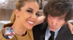 Renata350698471's tweet photo. Imaginate lo farsante que debe ser esta mina, V.Gallardo, que hacía ver que era novia del fallecido Fort, por dinero.Y después lo usó para su campaña,estando fallecido. https://t.co/GO7L1S5vDU