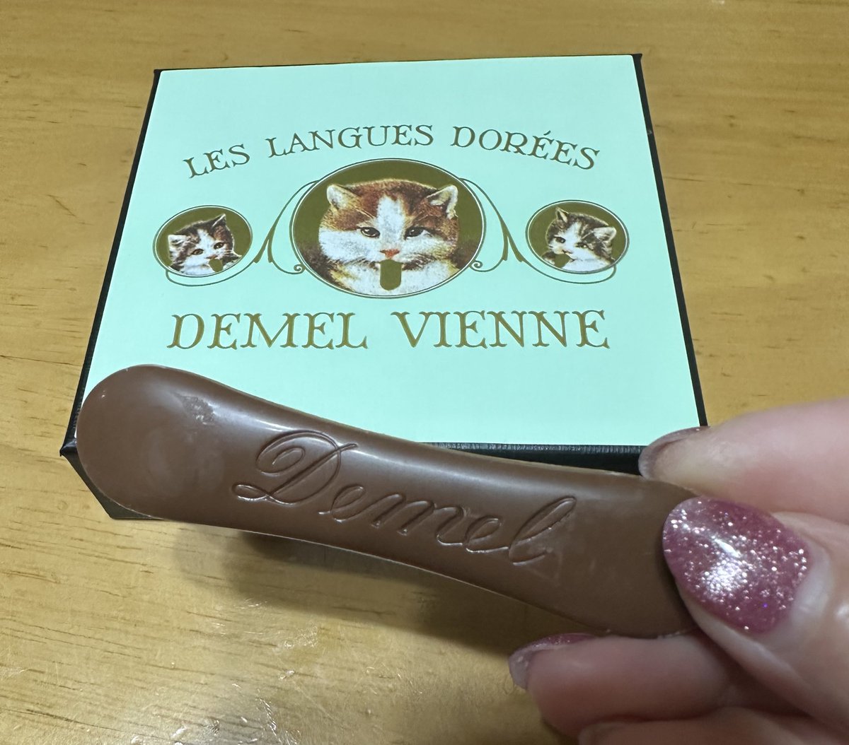 SiHCSZizdI80399's tweet photo. 娘が子供の頃、三越に行くと買ってあげてたチョコレート🍫を娘が買って来てくれた🫶✨
『ママ食べよう』って❣️
きっと今でも心に残るチョコレートなんだろうなぁ^.^#)💕

#DEMEL
#ねこチョコ
#日本橋三越本店 https://t.co/nXJBPpt6eM