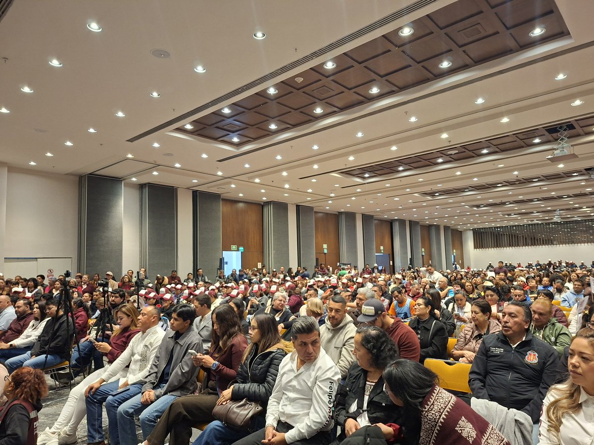 XochitlZagalMX's tweet photo. 🤝| Hoy en Tlalnepantla de Baz nos dimos cita Senadoras, legisladores, dirigentes partidarios,  con un objetivo: fortalecer la unidad y participación de todas y de todos los dirigentes.

https://t.co/adeey5yzMD https://t.co/jA7tsmjR7O