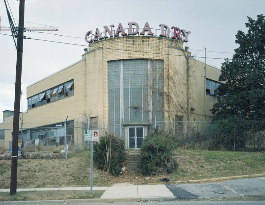 MoCoMag's tweet image. ✨ Canada Dry Bottling Plant - 1201 East West Highway, Silver Spring ✨
👉 Opened 1946
👉 Operated around the clock
👉 Large windows in production area gave visibility to the public
👉 Art Moderne design 
👉 Bottling ended 1995
👉 Became part of a mixed use development in 2003