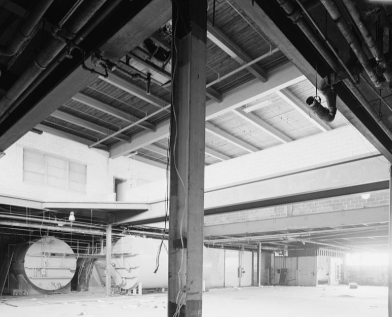 MoCoMag's tweet image. ✨ Canada Dry Bottling Plant - 1201 East West Highway, Silver Spring ✨
👉 Opened 1946
👉 Operated around the clock
👉 Large windows in production area gave visibility to the public
👉 Art Moderne design 
👉 Bottling ended 1995
👉 Became part of a mixed use development in 2003