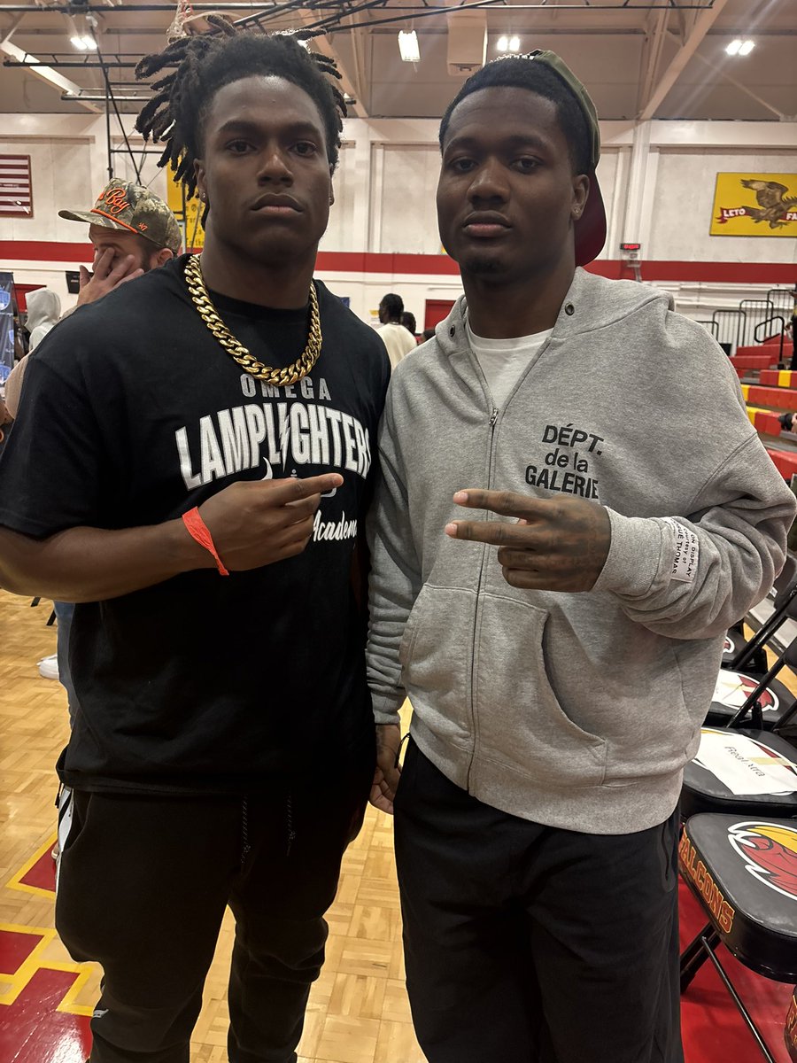 kfeezyy's tweet photo. Attention College coaches‼️‼️‼️Look at the size comparison between ME and these GREATS:
-Bucky Irving (Bucs)
-Alvin Kamara
-Rachaad White (Bucs) @TBTFootball @OC_TBT @tech813coach @DauntaPeterson @1cwoo7 @ChadSimmons_ @NP_Florida @x2bucky @A_kamara6 @Chaad_1 https://t.co/CSqfUfpGDh