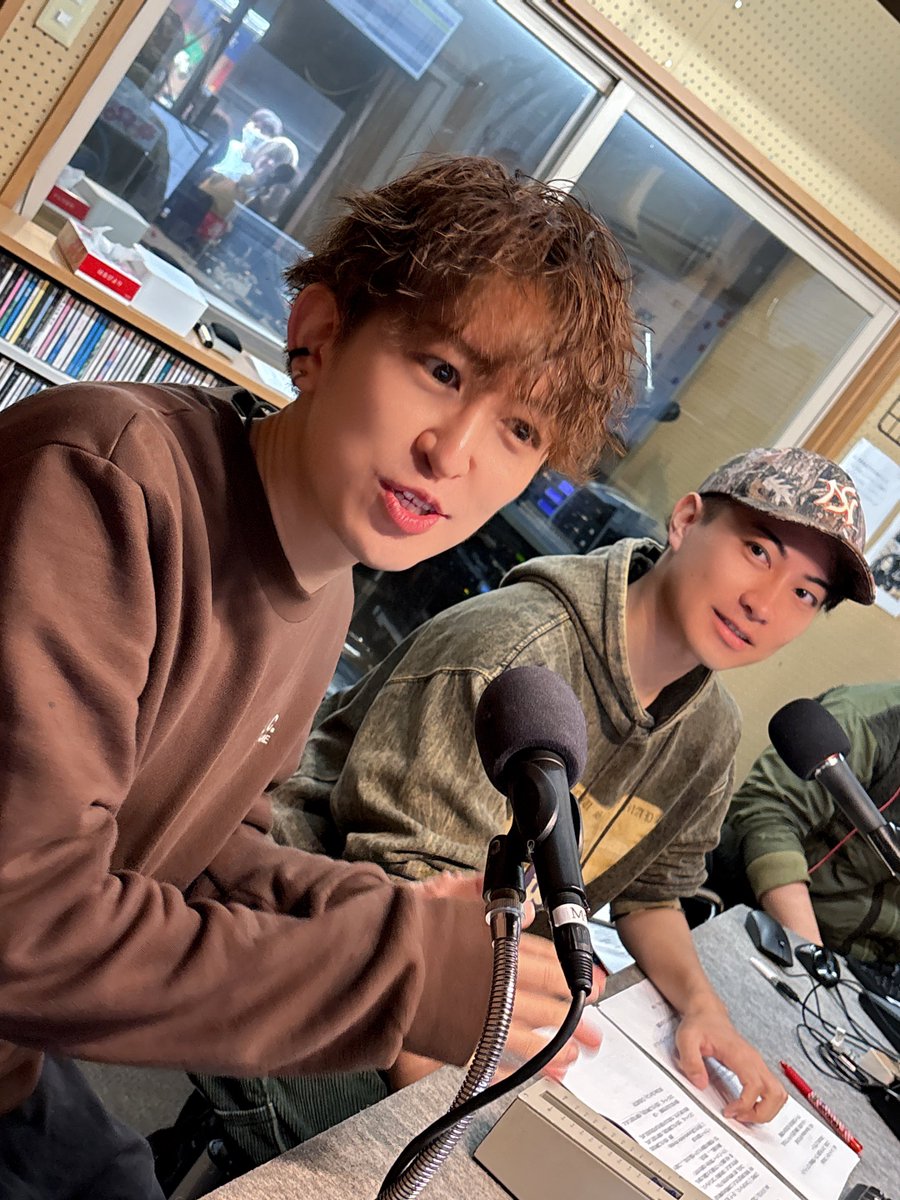 KOMEBURA's tweet photo. グループ解散してから分かったこと。
良い意味で変化した年になったこと。

メンバーへの感謝がより一層増した瞬間や現在の活動について盛り上がってます🍀
#こめぶら #米谷恭輔 #佐藤匠 https://t.co/DygZn9JE13