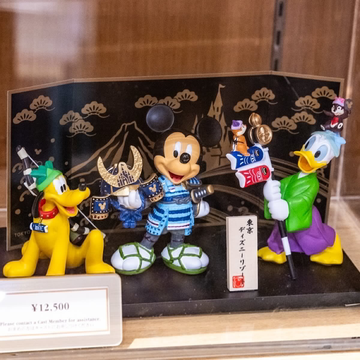 掛け軸付きのチップ＆デールぬいぐるみバッジセットも！ 東京