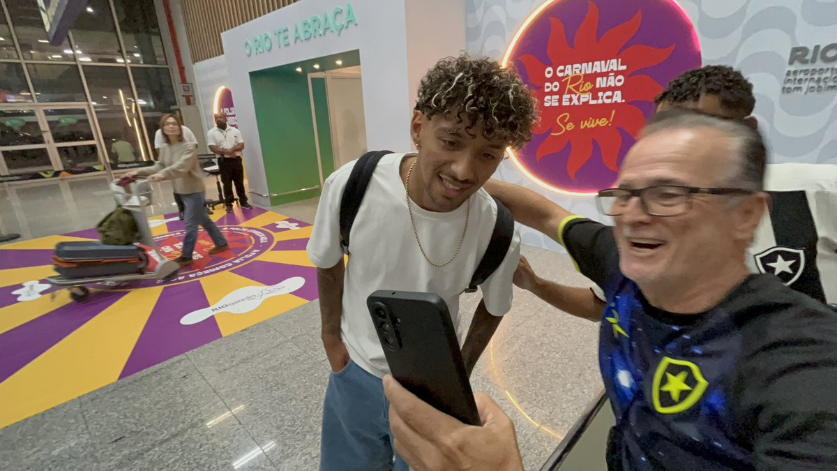 btbsportsbr_'s tweet image. CHEGOU! 

Cristian Medina novo reforço do fogão acaba de desembarcar no Rio de Janeiro. 

#botafogo #fogo #futebol #brasil