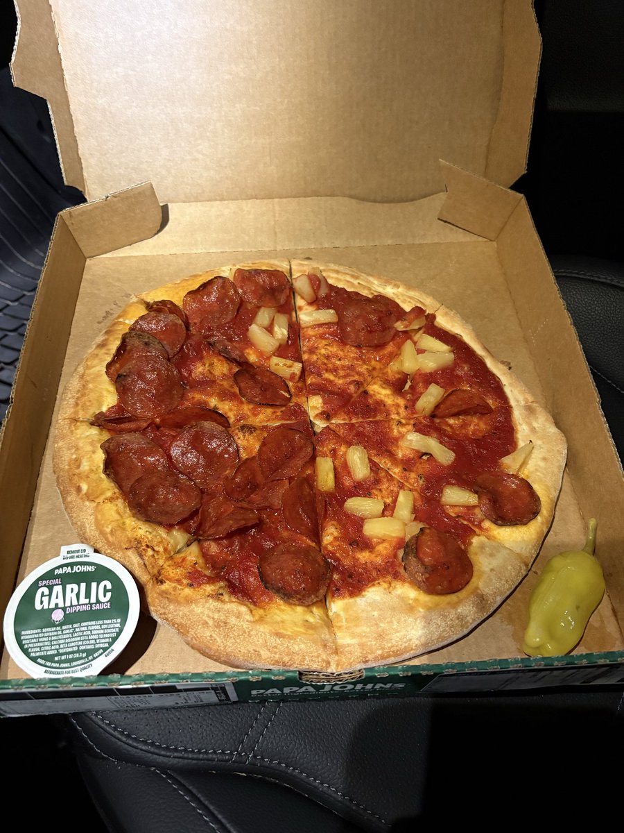 iamspyn2u's tweet photo. @PapaJohns I’m sure this isn’t your standard. 😒 https://t.co/7mp7R5c6Wb