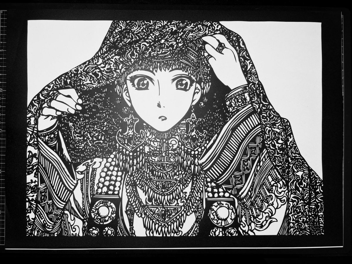 【アミル】
乙嫁語り第1話よりアミルの切り絵です♪
衣服や装飾が細かくて途中でどこを切っているのか迷子になってました😰

#切り絵 #切り絵好きと繋がりたい 
#乙嫁語り #アミル #otoyomegatari 
#kirie #papercutart