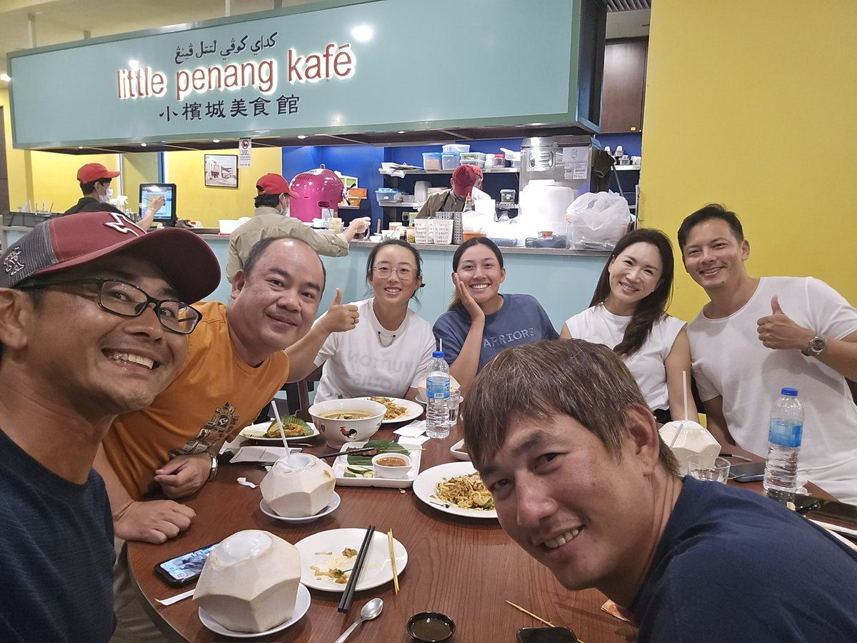 chuntanu0312's tweet image. HONDA LPGA 

ジーノ・ティティクル選手優勝おめでとうございます😃🏆🥇👏👏👏

キャディのゴンも、おめでとう🤗

写真は２年前にマレーシアで一緒に食べた時のやつです☺️ﾅﾂｶｼｲﾅｰ

#ジーノ・ティティクル
#ゴン
#LPGA