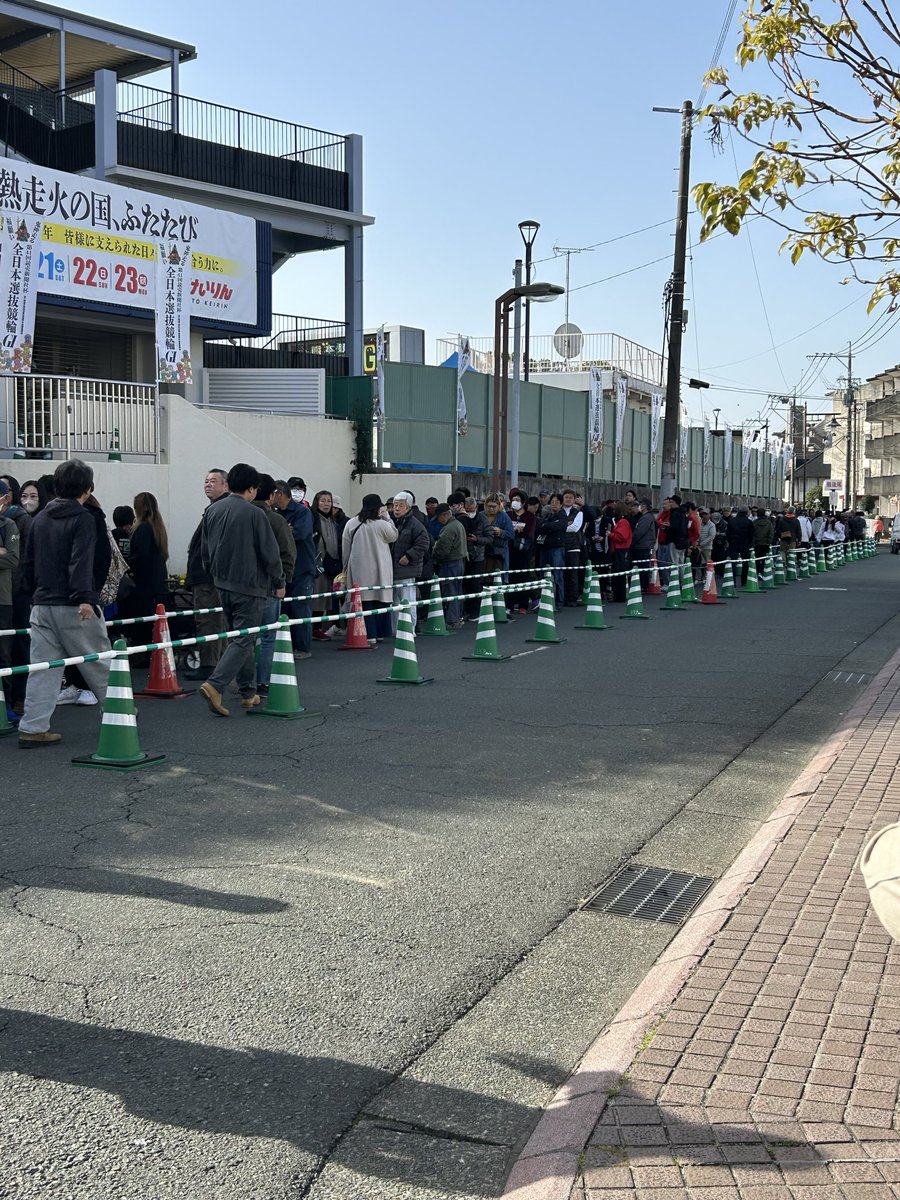 今日は熊本駅前からシャトルバスに乗って
無事熊本競輪場へ🚴‍♀️
ぐぁぁぁぁーーー‼️‼️‼️
当たり前だけど長蛇の列と周囲にたくさんの人、人、人😳😳😳
昨日は入場者数9000人超えだったから
軽く1万人はいくよなぁ〜👏
いよいよ最終日、決勝戦、表彰式まで
楽しみます😊
#火の国熊本へ出陣3日目