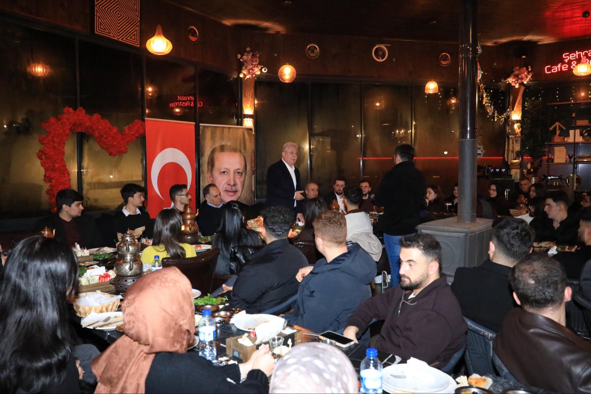 Ramazan ayının bereketini geleceğimizin teminatı gençlerimizle aynı sofrayı paylaşarak yaşıyoruz.

Grup Başkanvekilimiz Sn. Muhammet Emin Akbaşoğlu, Valimiz Sn. Hüseyin Çakırtaş, Merkez İlçe Başkanımız Sn. Bahri Kılıç ve Gençlik Kolları Başkanımız Sn. Sadık Çendek ile birlikte;