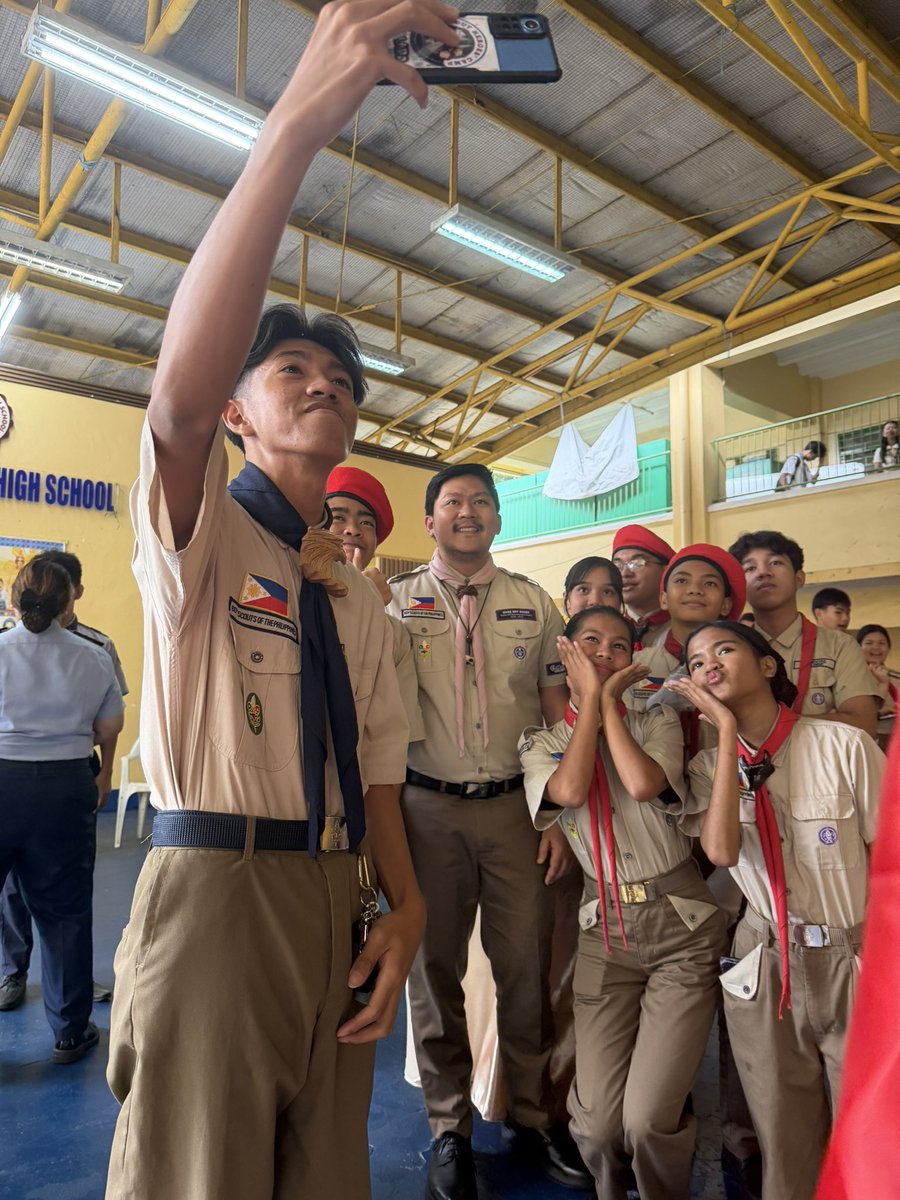 markroyboado's tweet image. It’s a joy for me to visit a school and have time to bond with our scouts! Salamat North Fairview High School! #ReadyForLife #TRAINforLIFE #ScoutingPH