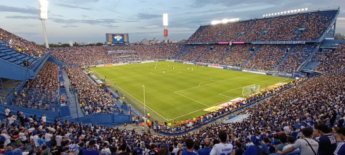 Y Vélez va y va a seguir creciendo, aunque a muchos les duele o hagan chistes de Twitter porque ya no saben que decirle.
Mientras otros 'grandes' no llenan una tribuna ni siquiera un domingo esto es Vélez.

A por los 100mil socios Fortín querido, nosotros seguimos.