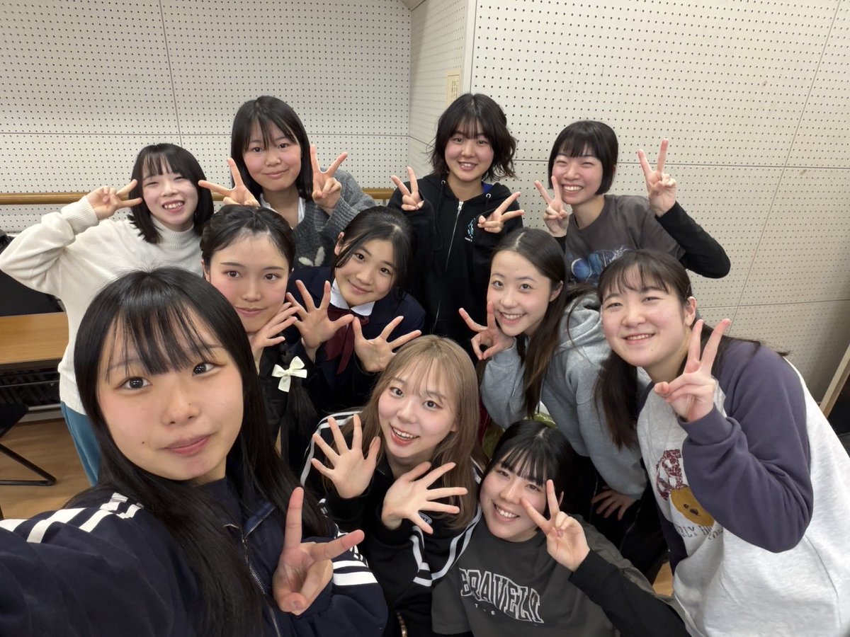 w5p2_g's tweet photo. NTPP公演「式の解放」
ありがとうございました‼️
とても貴重な経験になりました…！演劇やっぱり好きだなって思いました(^^)
来てくださったみなさん、大変お世話になった先生方、めちゃ素敵なみんな、ほんとうにありがとうございます！！たのしかった〜！
井戸良き😘　　　　　ナナヨ
#NTPP
#式の解放 https://t.co/DCrcLKNIfX