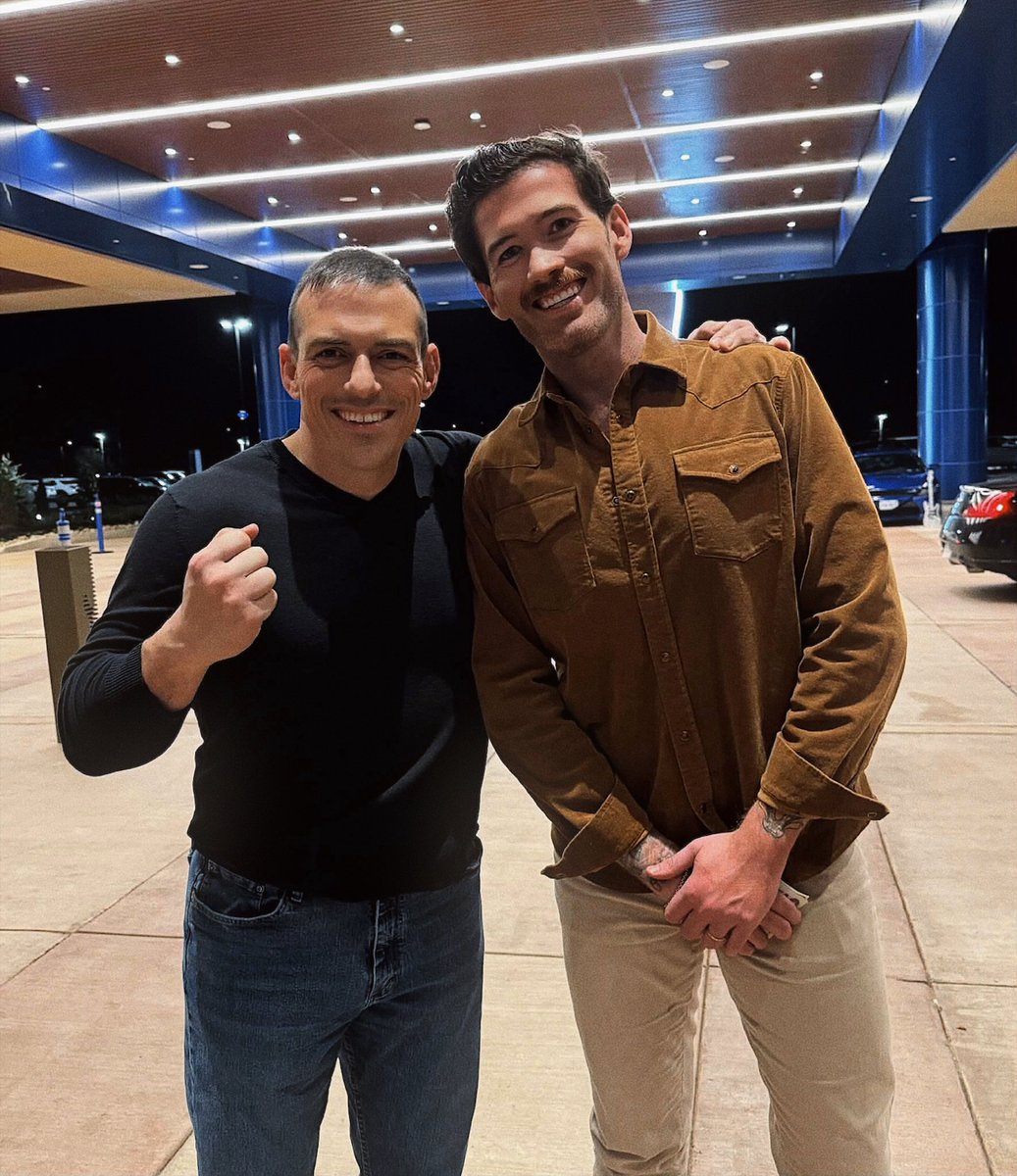 This photo was taken 10 minutes after I told us to bet all our chips on black and it came up red for the 4th time in a row 💪🏼