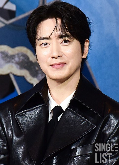 #LeeJongSuk and #LeeJunHyuk CONFIRMED to star in upcoming office romance dramas set In the same universe!!

Synopsis : “Iseop’s Romance” tells the love story of Tae I Seop (Lee Jong Suk), a third-generation chaebol heir who is perfect at everything except for romance, and Kang