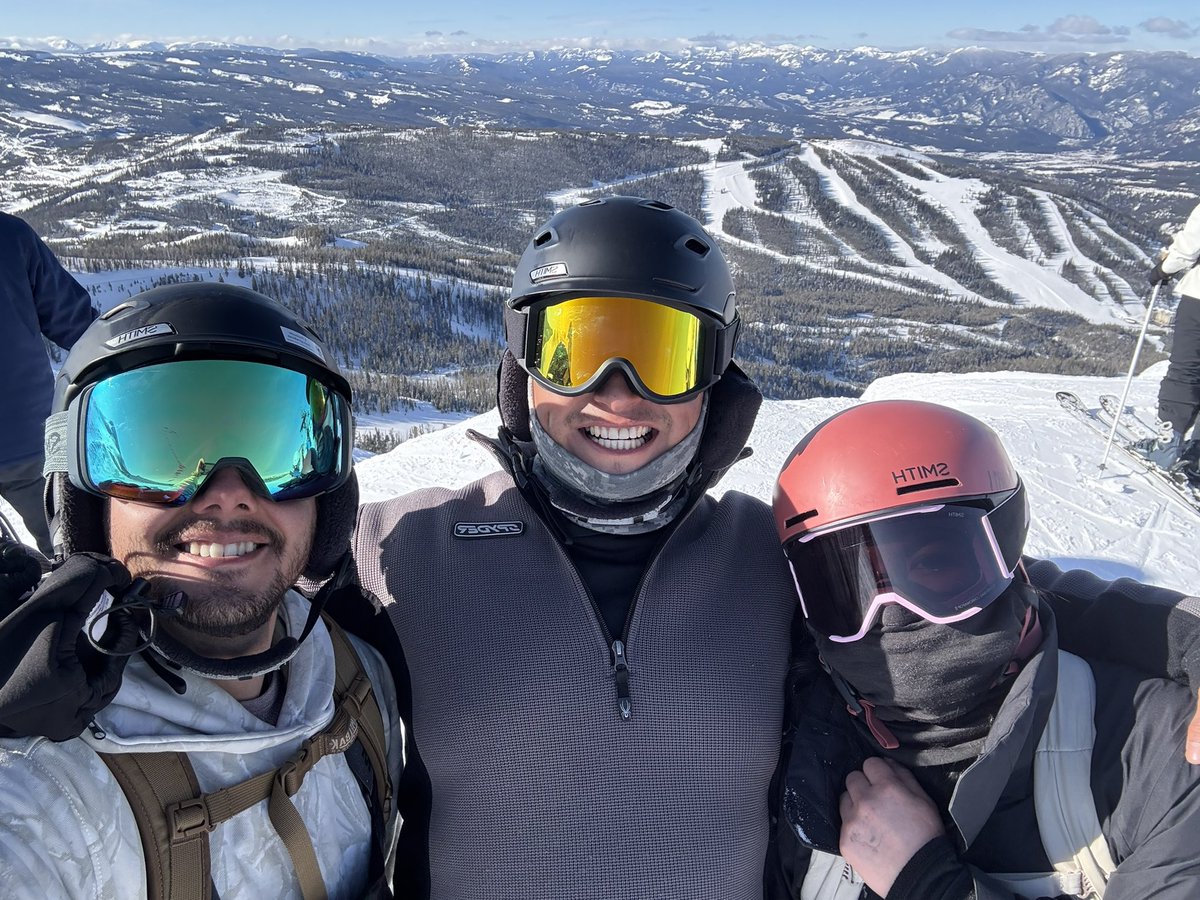 DeeMetaXX's tweet photo. Got to snowboard my first double black diamond at 9 thousand feet!! 🏂

Snowboarding has changed my life and I fully love it. https://t.co/mDpoGHmYMr