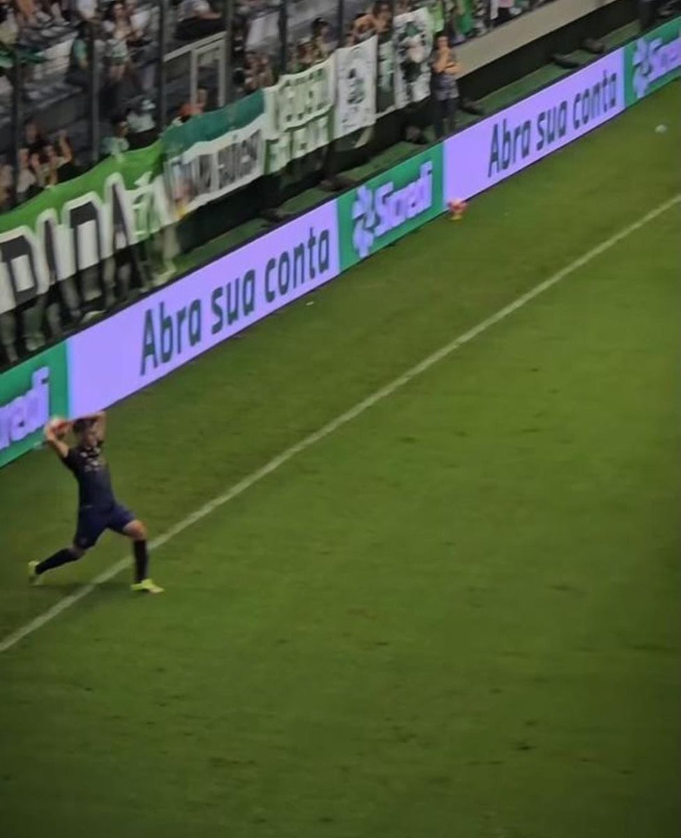 O lateral que originou o gol de empate do Grêmio. Seria difícil olhar no VAR?