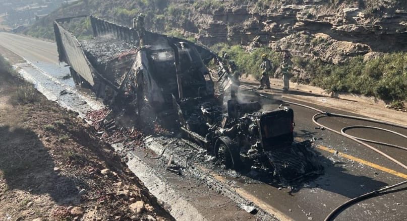 HectoroMontano's tweet photo. 🚨 TIJUANA EN CAOS – 22 feb 2026
Muerte de ‘El Mencho’ desata narcobloqueos: autos en llamas, carreteras cerradas, humo por todos lados. Militares patrullando y Embajada de EE.UU. dice: NO salgan.
Fotos reales del infierno 🔥
¿Estás allá? Comenta y RT si estás a salvo. #Tijuana https://t.co/lAxqPhaY0V