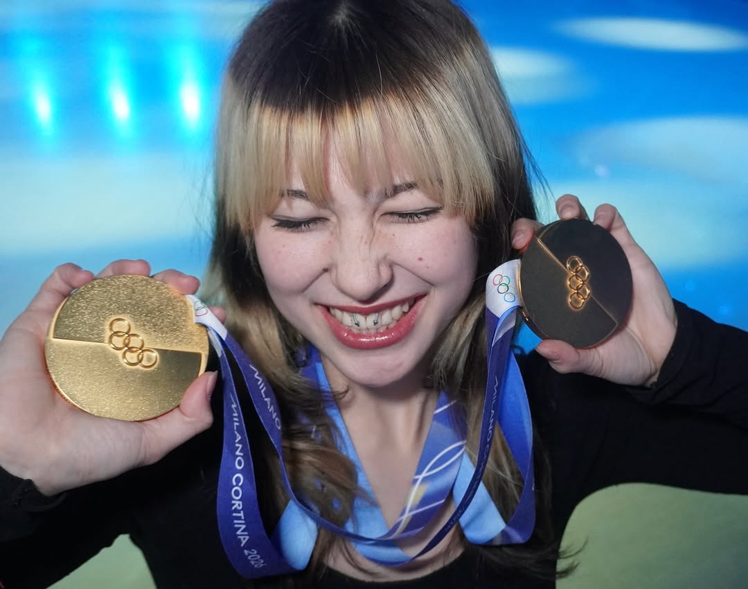 Poppy comentou a foto de Alysa Liu, patinadora que representou os Estados Unidos que levou a medalha de ouro na categoria patinação artística dos Jogos Olímpicos de Inverno Milano Cortina 2026.

Alysa é poppyseed e possui fotos postadas durante um show de Poppy em seu Instagram.