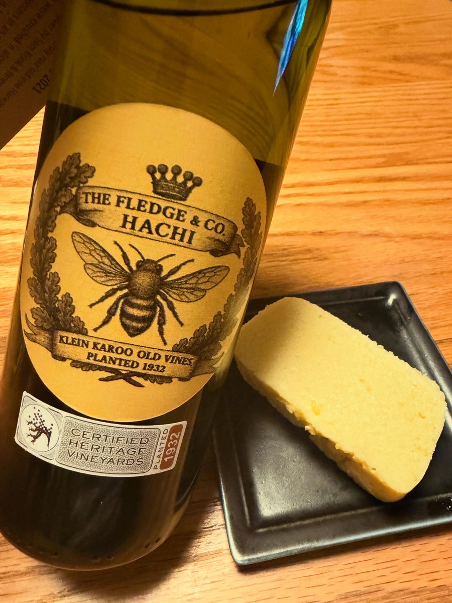 azzurro1977's tweet photo. ザ・フレッジ ハチ 2021
The Fledge &amp; Co. HACHI 2021

南アフリカで作られる生産本数488本の酒精強化ワイン
優しい甘さでアールグレイや蜂蜜を思わせる香りを感じます
甘さ控えめのチーズケーキを合わせていただきました https://t.co/hepDftX394