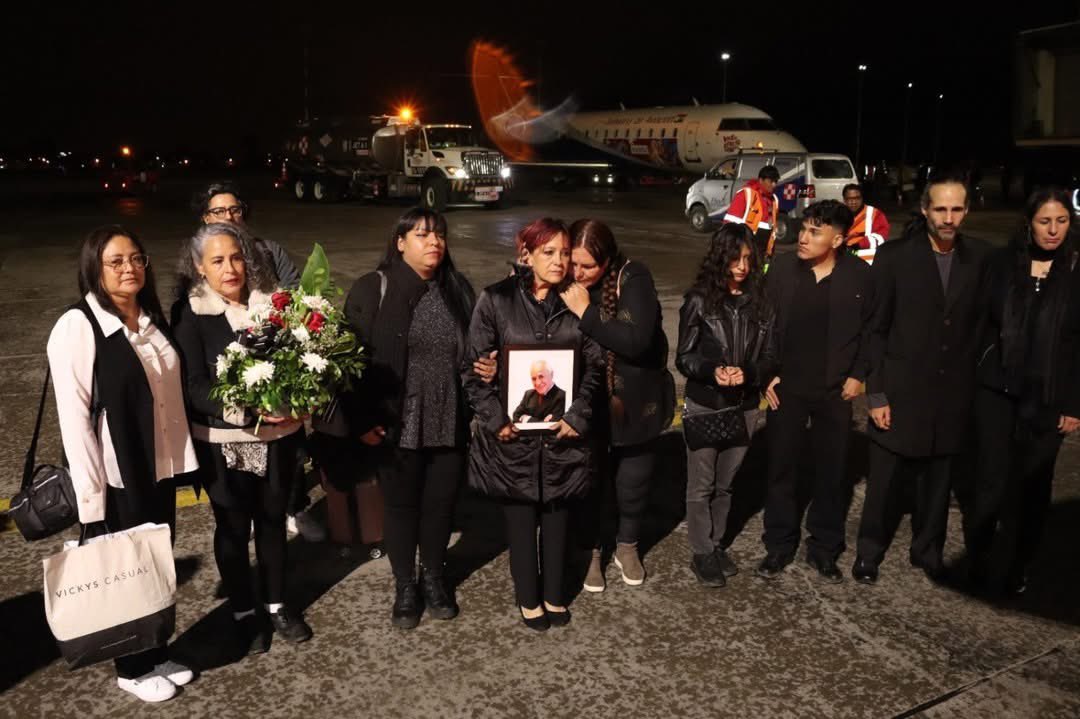 reddtvoficial's tweet photo. “Mi Socio” despide a David Santalla: el camión emblemático encabezó la caravana en LPZ
El féretro del humorista y actor boliviano #DavidSantalla llegó la noche del domingo al aeropuerto de El Alto y fue recibido por el #icónico camión de #MiSocio. Bajo la lluvia, el vehículo abrió paso a la caravana que trasladó el cuerpo hasta el Teatro Municipal Alberto Saavedra Pérez, en la ciudad de La Paz.
A lo largo del recorrido, ciudadanos salieron con pañuelos blancos y banderas bolivianas para rendir homenaje al artista, fall3cid0 el sábado a causa de cáncer. La presencia del camión fue un tributo al papel más recordado de Santalla en la pantalla grande.
Dirigida por Paolo Agazzi y estrenada en 1983, “Mi Socio” es considerada una de las producciones más influyentes del cine boliviano y contó con una segunda parte en 2019.