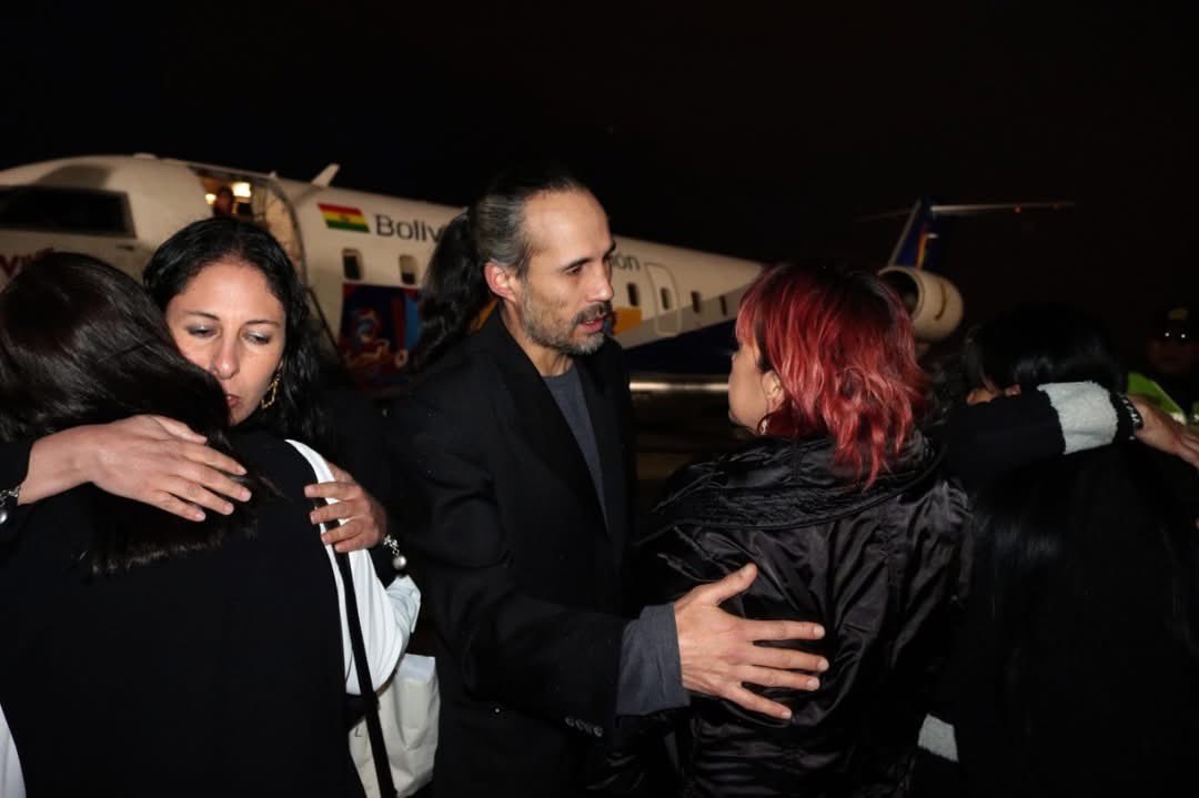 reddtvoficial's tweet photo. “Mi Socio” despide a David Santalla: el camión emblemático encabezó la caravana en LPZ
El féretro del humorista y actor boliviano #DavidSantalla llegó la noche del domingo al aeropuerto de El Alto y fue recibido por el #icónico camión de #MiSocio. Bajo la lluvia, el vehículo abrió paso a la caravana que trasladó el cuerpo hasta el Teatro Municipal Alberto Saavedra Pérez, en la ciudad de La Paz.
A lo largo del recorrido, ciudadanos salieron con pañuelos blancos y banderas bolivianas para rendir homenaje al artista, fall3cid0 el sábado a causa de cáncer. La presencia del camión fue un tributo al papel más recordado de Santalla en la pantalla grande.
Dirigida por Paolo Agazzi y estrenada en 1983, “Mi Socio” es considerada una de las producciones más influyentes del cine boliviano y contó con una segunda parte en 2019.