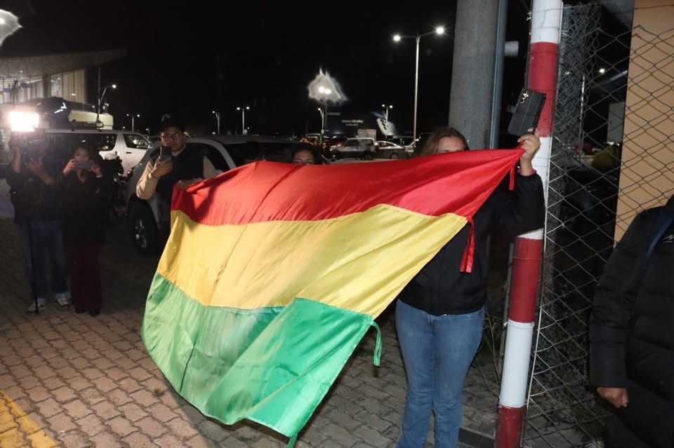 reddtvoficial's tweet photo. “Mi Socio” despide a David Santalla: el camión emblemático encabezó la caravana en LPZ
El féretro del humorista y actor boliviano #DavidSantalla llegó la noche del domingo al aeropuerto de El Alto y fue recibido por el #icónico camión de #MiSocio. Bajo la lluvia, el vehículo abrió paso a la caravana que trasladó el cuerpo hasta el Teatro Municipal Alberto Saavedra Pérez, en la ciudad de La Paz.
A lo largo del recorrido, ciudadanos salieron con pañuelos blancos y banderas bolivianas para rendir homenaje al artista, fall3cid0 el sábado a causa de cáncer. La presencia del camión fue un tributo al papel más recordado de Santalla en la pantalla grande.
Dirigida por Paolo Agazzi y estrenada en 1983, “Mi Socio” es considerada una de las producciones más influyentes del cine boliviano y contó con una segunda parte en 2019.