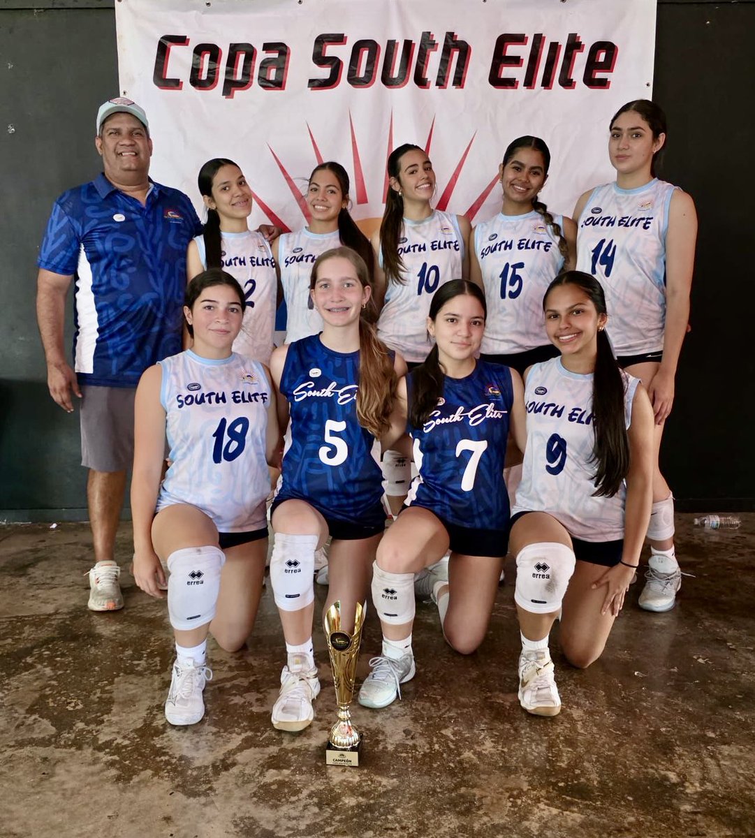 joeramoss's tweet photo. 🏆 HOY NOS FUIMOS EN COMBO🏆

Ibi (12U) &amp; Italia (15U) South Elite 👑👑
CAMPEONAS INVICTAS 🙌🏻de la Copa South Elite 🏐
🥇 Gold Bracket – Cat. OPEN

Disciplina, Carácter, Liderazgo. 💪
Cuando el trabajo se hace con pasión, los resultados hablan solos. https://t.co/J90R7kl0oT