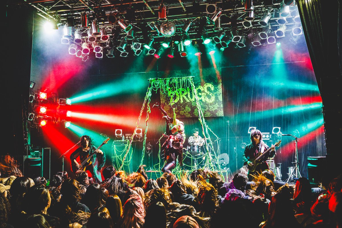 Visualive tweet media